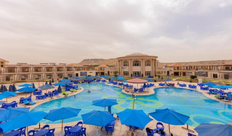 حمام سباحة داخل فندق رماج
