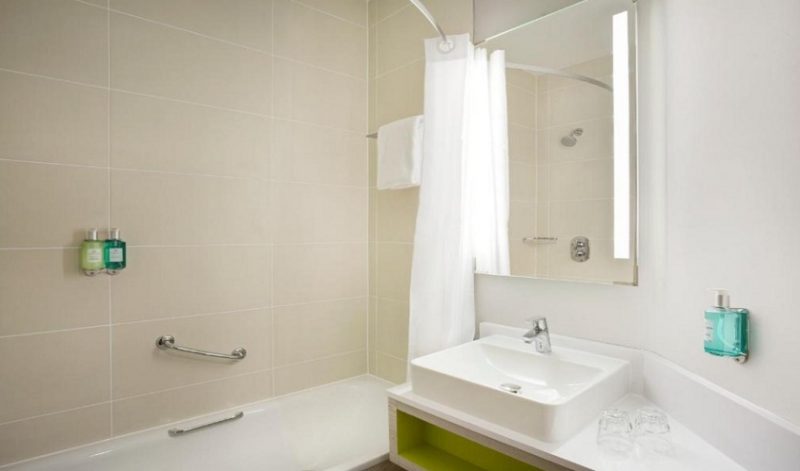 Jurys Inn Manchester Bathroom