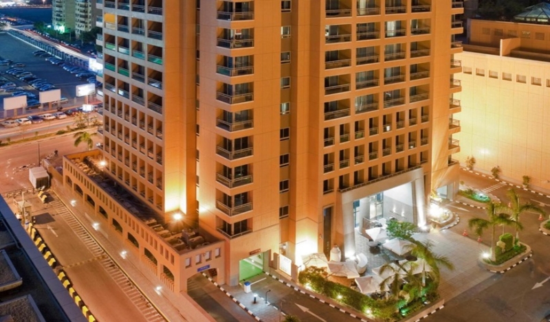 البناء الذي يحتوي الفندق 