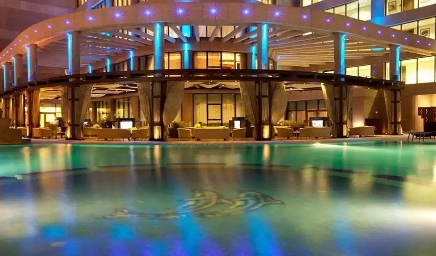 حمام السباحة داخل فندق هلنان لاند مارك