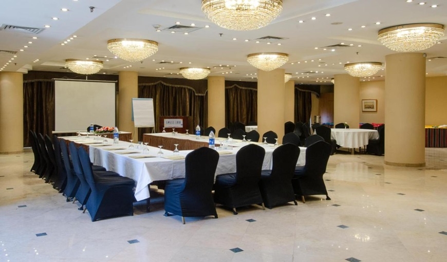 قاعة الاجتماعات داخل فندق سويس إن النيل