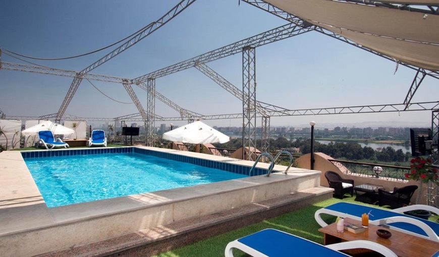 حمام السباحة داخل فندق سويس إن النيل